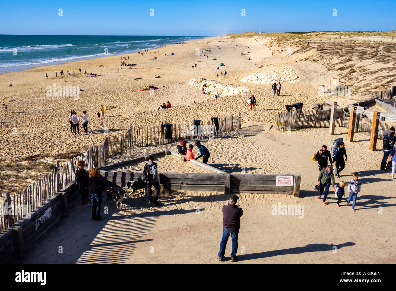 Lacanau Ocean (Südwesten Frankreichs). Seaside Resort. Touristen am Strand im Frühling. Stockfoto