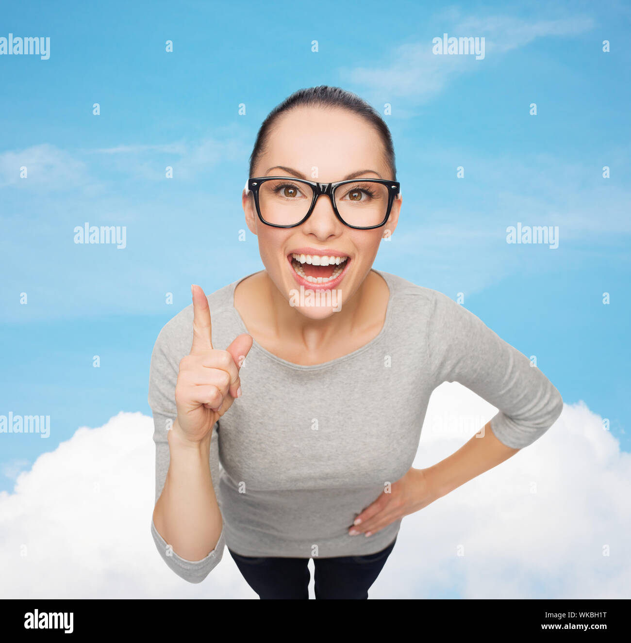 asiatische Frau in Brillen mit finger Stockfoto