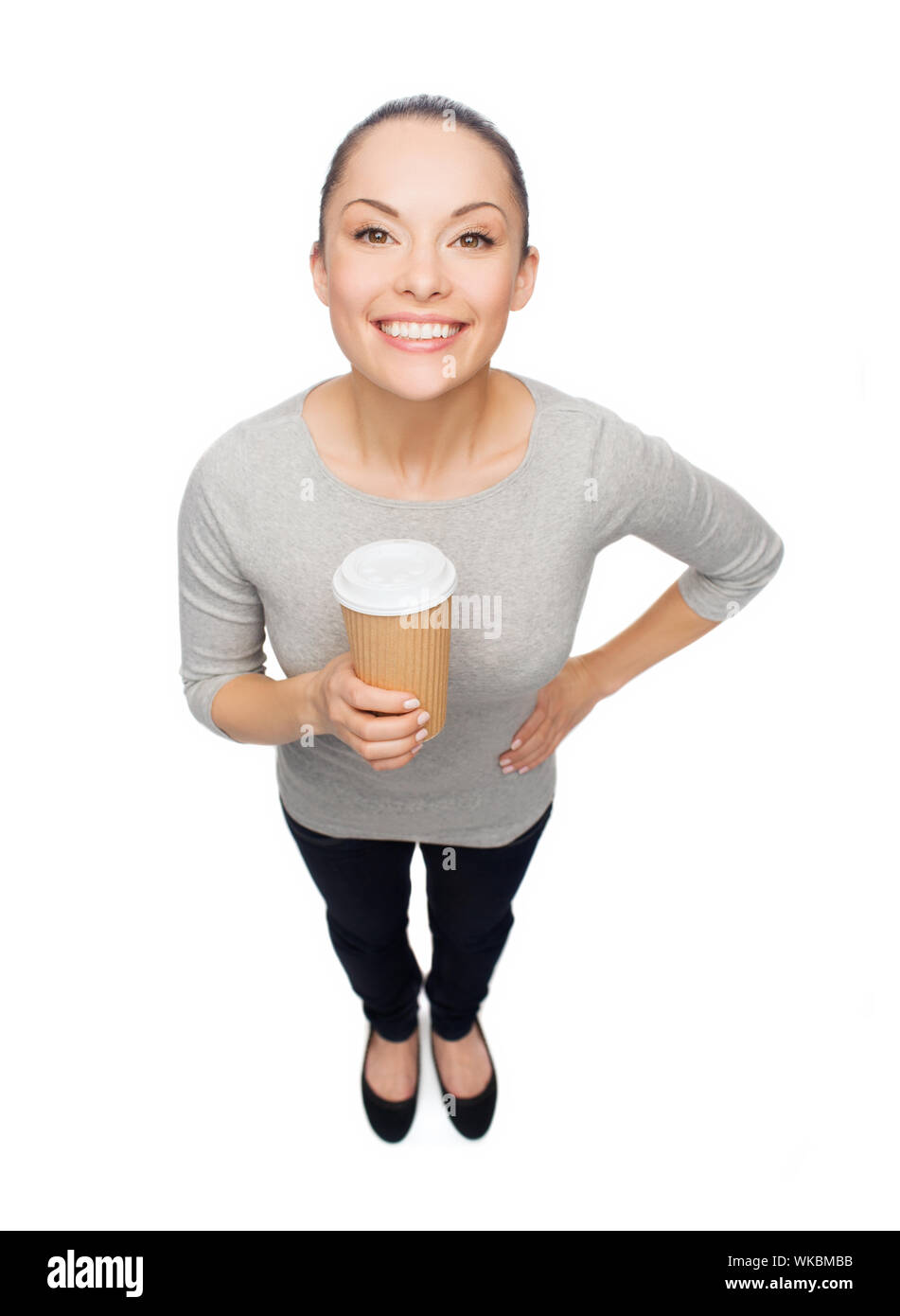 Getränke- und Glück Konzept - lächelnden Asiatin mit Kaffeetasse zum mitnehmen Stockfoto