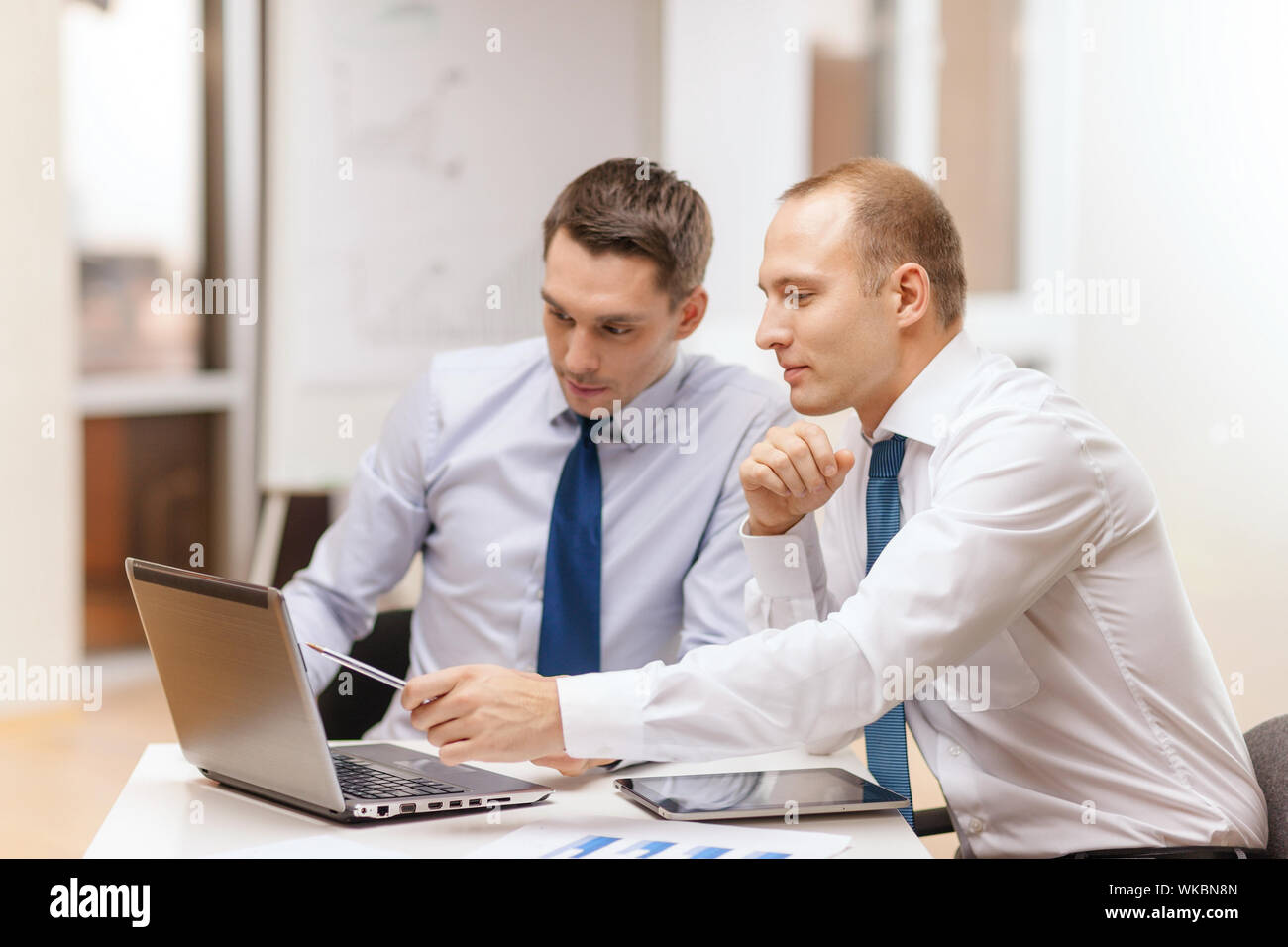 zwei Geschäftsleute mit Diskussion in Büro Stockfoto