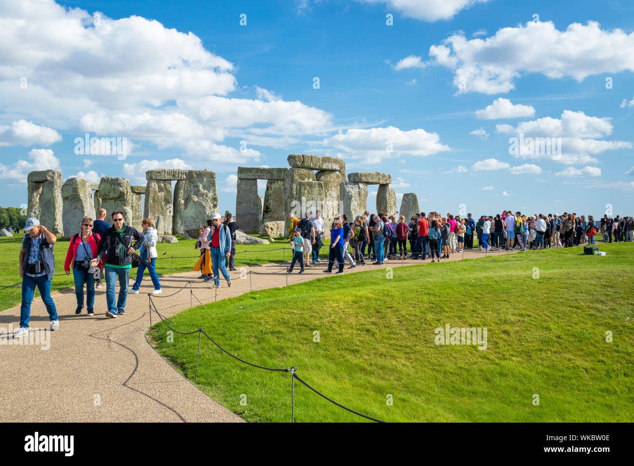 Massen an Stonehenge Steinkreis Stonehenge in der Nähe von Amesbury Wiltshire England uk gb Europa Stockfoto