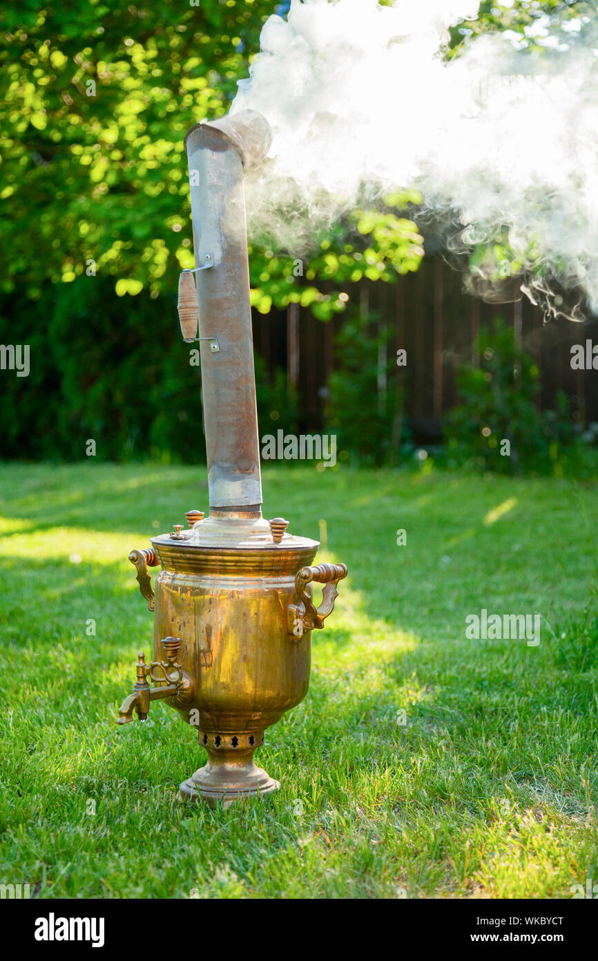 Die traditionellen russischen Samowar Heizung und kochendem Wasser in