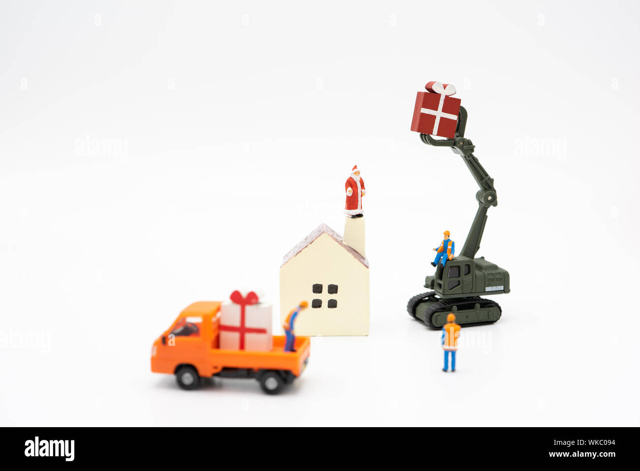 Familie Miniatur Leute stehen auf Weihnachten feiern Weihnachten am 25. Dezember jeden Jahres. Als Hintergrund Weihnachten Konzept mit Kopieren Leerzeichen fo Stockfoto