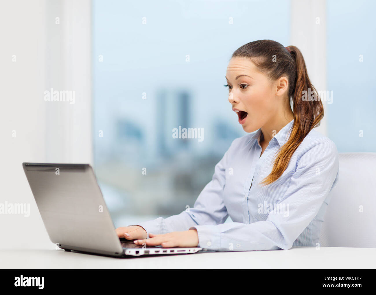 Business und Office Konzept - überrascht Geschäftsfrau mit ihrem Laptop-computer Stockfoto
