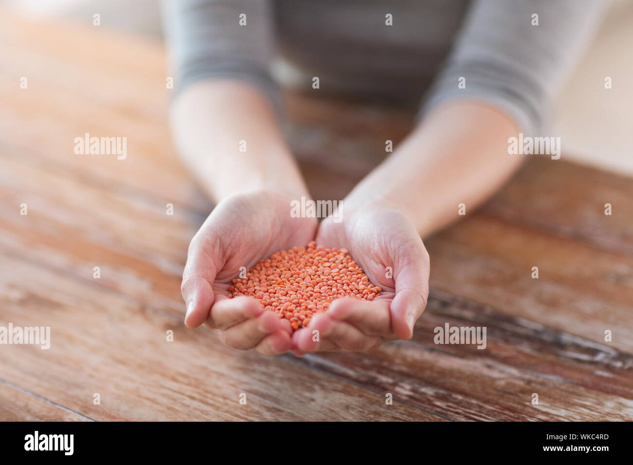 Koch- und home Konzept - Cloes bis der weiblichen hohlen Hand mit quinoa Stockfoto