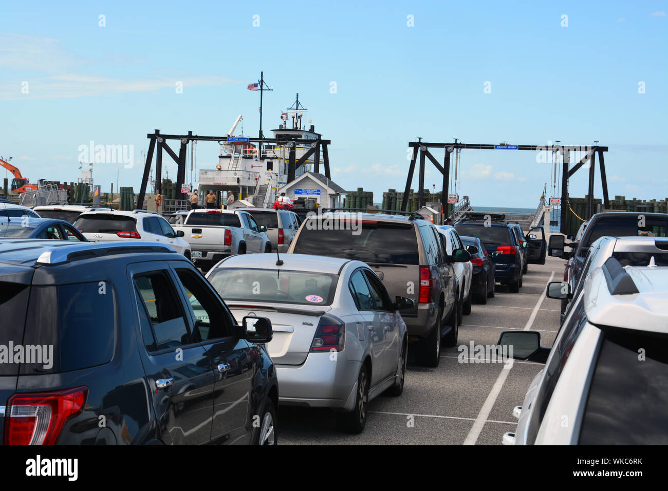 Autos am Hatteras Ferry Terminal auf dem Weg zum Ocracoke Island auf der North Carolina Outer Banks. Stockfoto