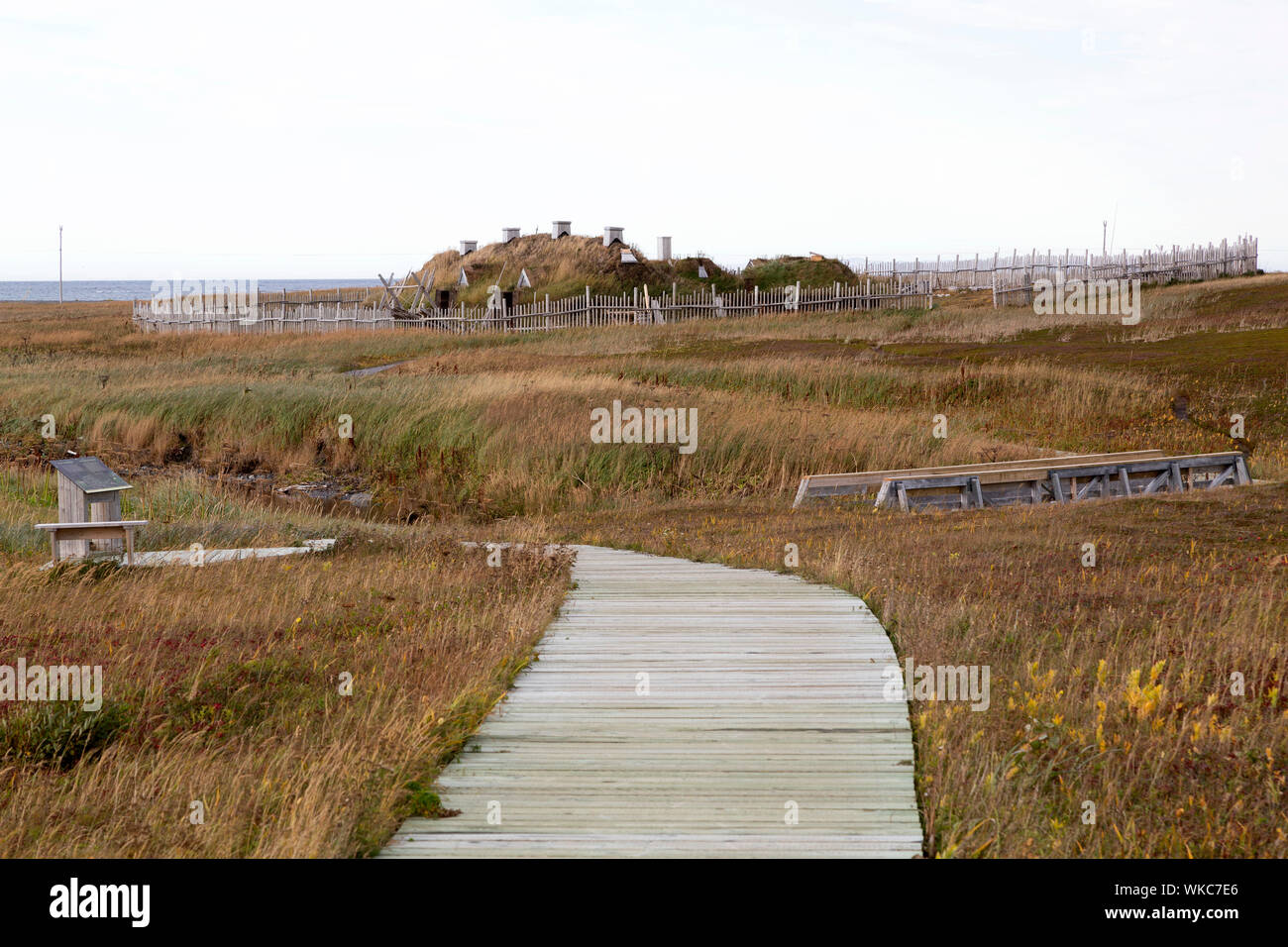 Boardwalk führt zu einem rekonstruierten Gebäude in L'Anse aux Meadows in Neufundland und Labrador, Kanada. Stockfoto
