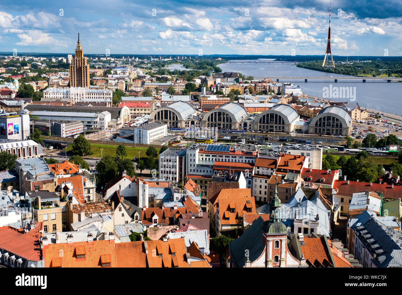Lettland: Riga. Allgemeine Ansicht der Stadt. Im Vordergrund, die Zentrale Markt, ein UNESCO-Weltkulturerbe. Vier großen alten Zeppelin-Luftschiffe Lager Stockfoto