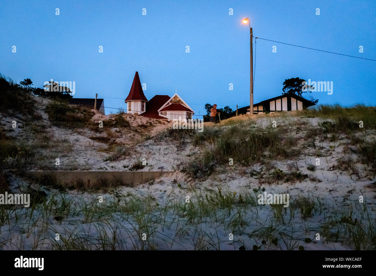 Uruguay: Uruguay, La Floresta, kleine Stadt und Badeort an der Costa de Oro (Goldene Küste). In der Abenddämmerung, ein eingeschaltet Straßenlaterne und einige Häuser auf Dünen Stockfoto