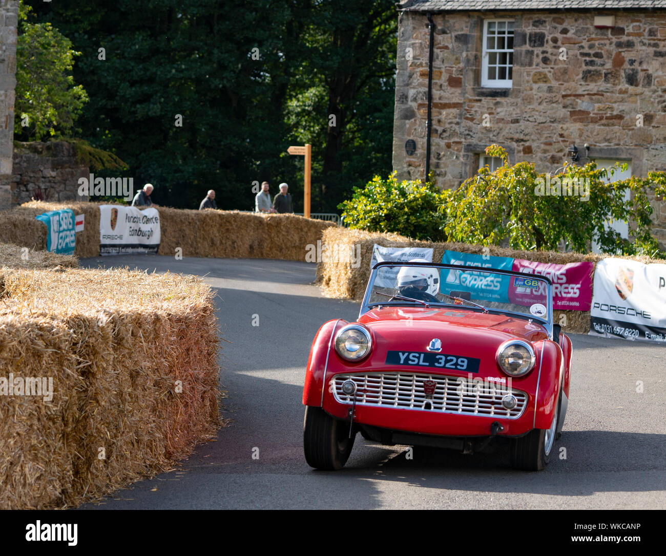 Boness Revival hillclimb Motorsportveranstaltung in Boness, Schottland, Großbritannien. Die 2019 Bo'ness Revival Classic und Bergrennen, erste Schottlands Zweck gebauten motorsport Veranstaltungsort, es 60 Jahre seit zwei Formel 1-Weltmeister Jim Clark hier konkurrierten. Es fand Samstag und Sonntag 31. August 1. September 2019. 76. James Coltart. Triumph TR3A Stockfoto