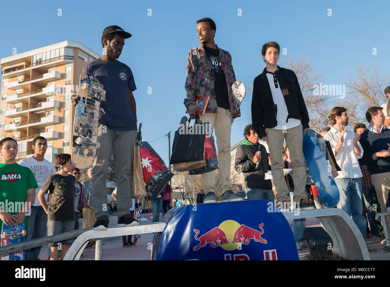 CASCAIS, Portugal - 6. APRIL 2014: von Zenildo Guilherme, Anibal Martins und Tiago Pinto während der 4. Phase des DC-Skate Challenge links durch Kraftstoff T Stockfoto