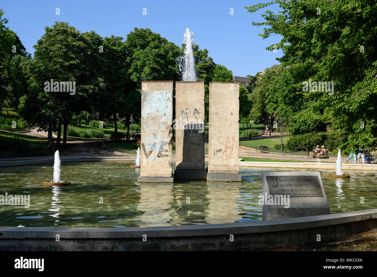 Madrid. Spanien. Parque de Berlín, Reste der Berliner Mauer bilden den Mittelpunkt des Brunnens der Abriss der Berliner Mauer gewidmet. Stockfoto