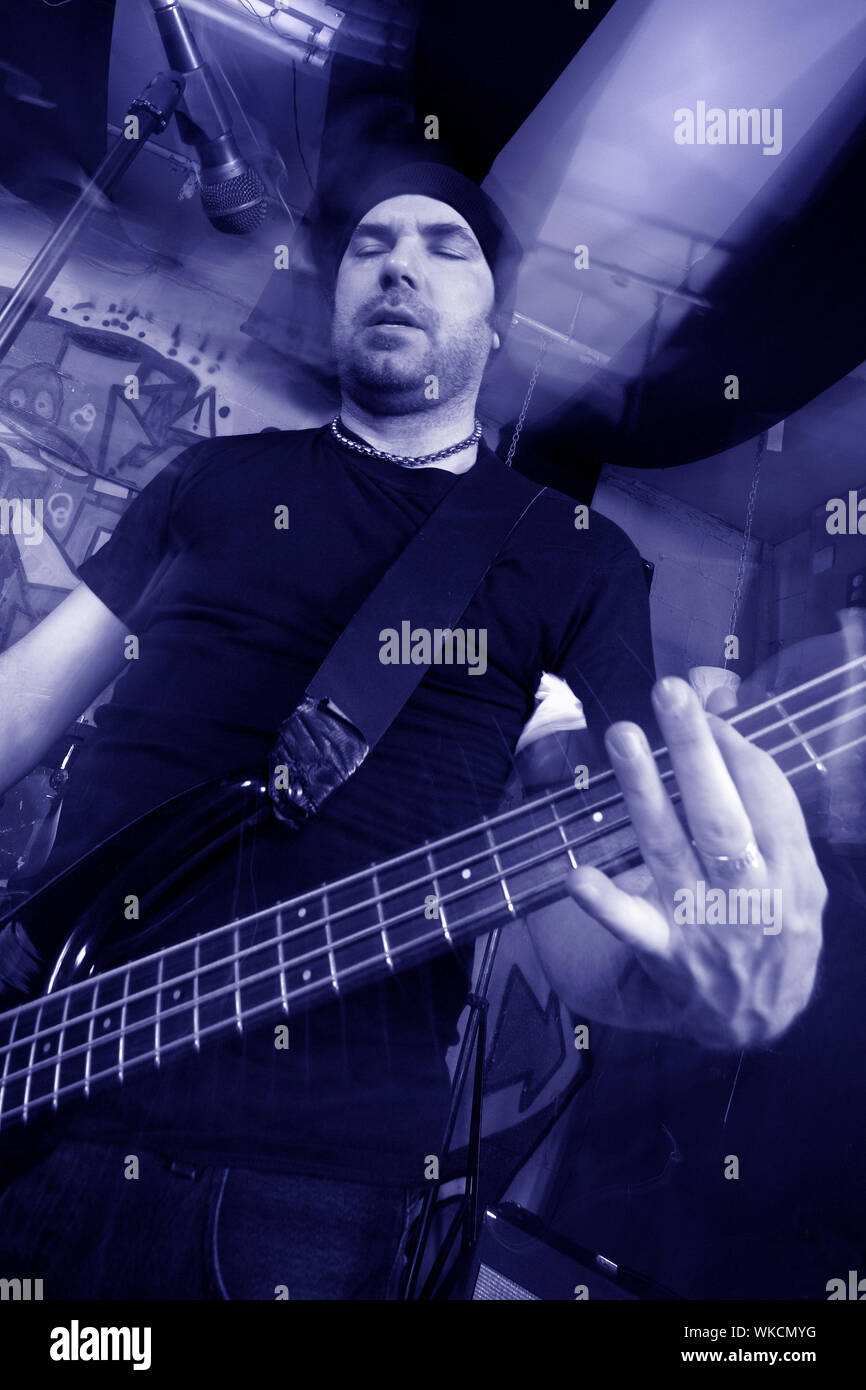 Bass Player blau Stockfoto