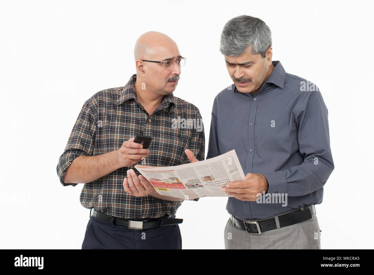 Zwei Geschäftsleute eine Zeitung lesen Stockfoto