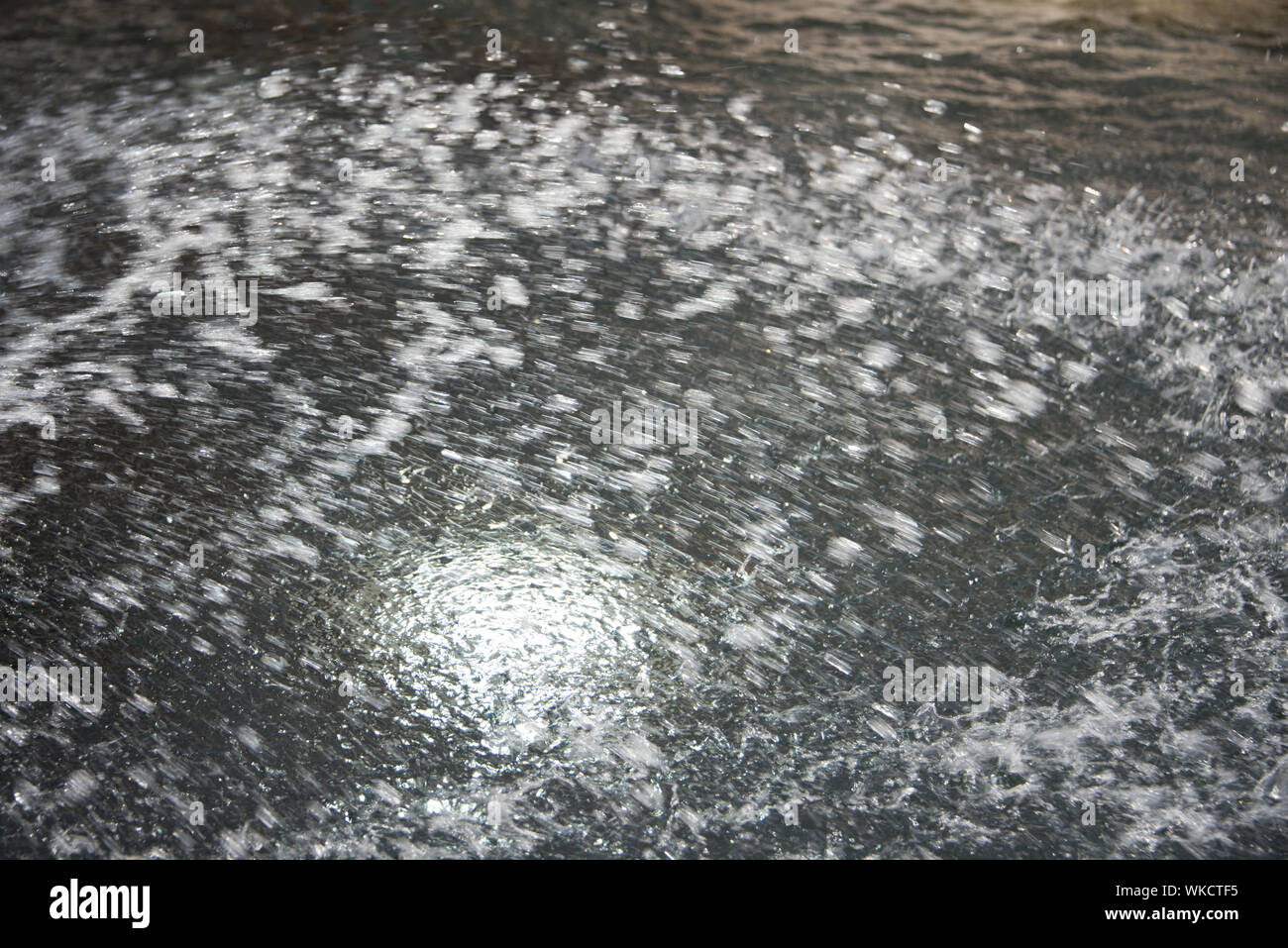Verschwommene grau aller Hintergrund Wasserwand mit streaming Wasser und Luftblasen Stockfoto