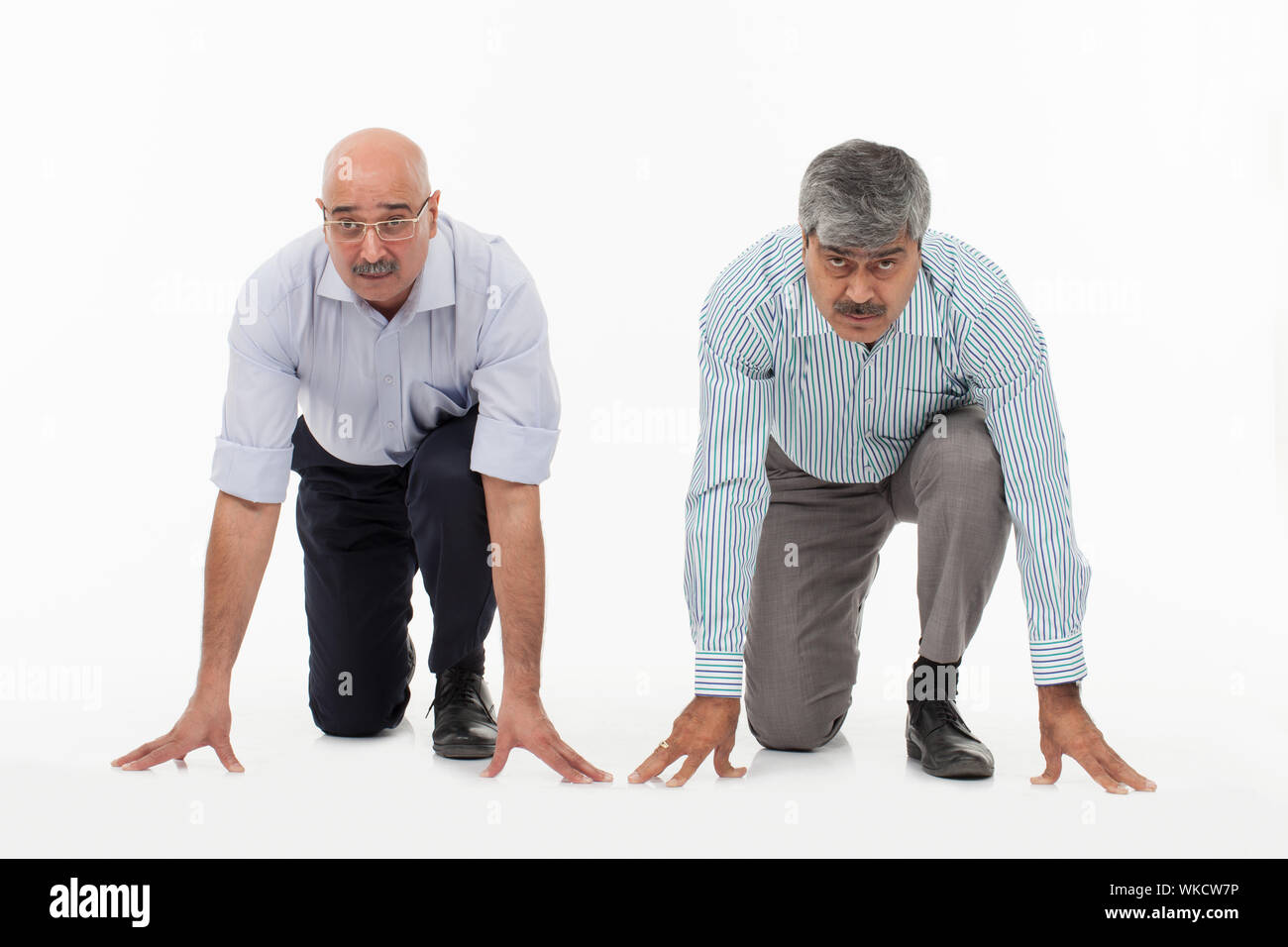 Zwei Geschäftsleute im Rennen an der Startposition Stockfoto