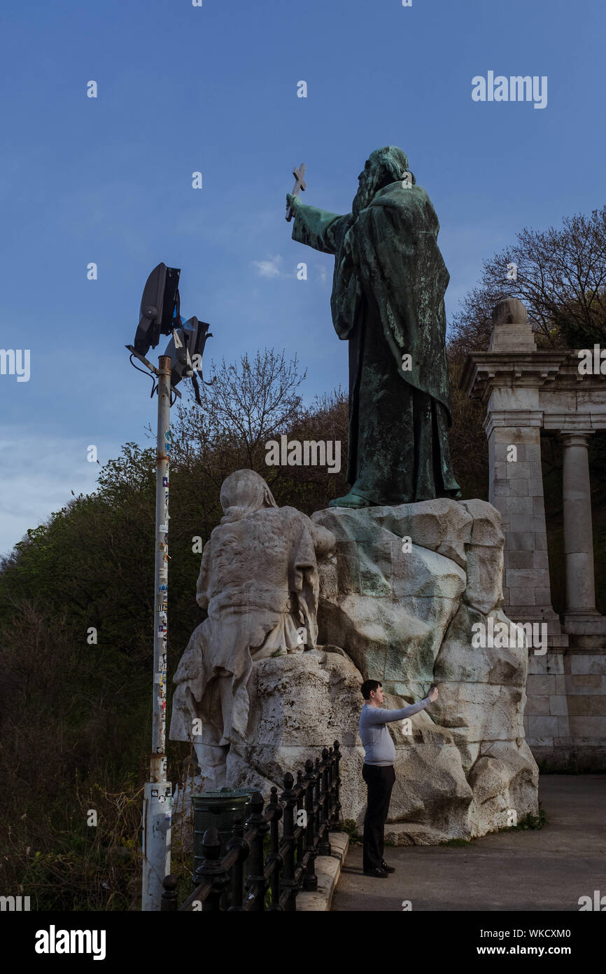 Mann eine selfie vor Gerhard von Csanád Denkmal. Alte Religion versus Moderne Religion. Stockfoto