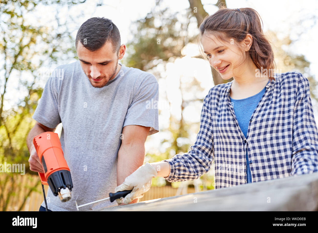 Junges Paar an die Gartenmöbel arbeiten oder zusammen als ein hauptverbesserung Arbeit renovieren Stockfoto