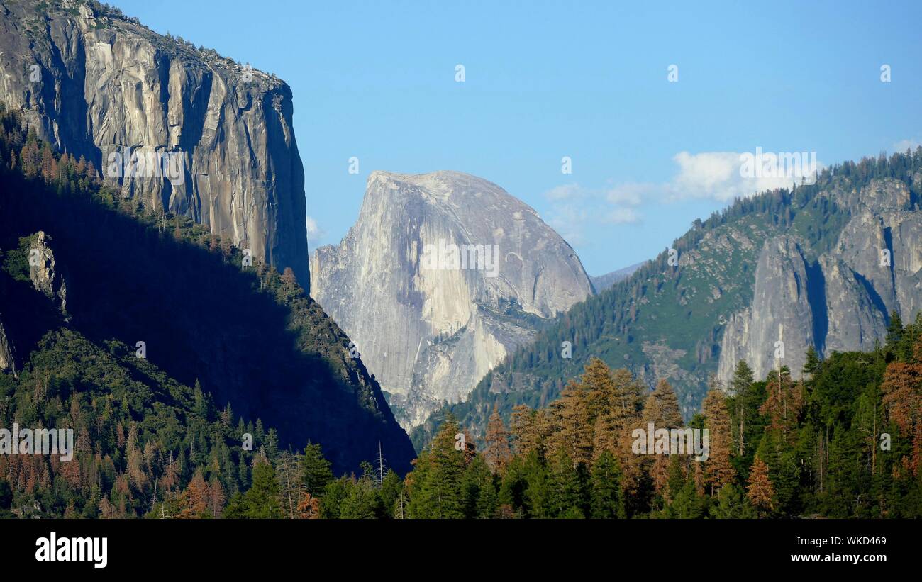 Malerischer Blick auf Kathedrale Felsen am Yosemite National Park gegen Sky Stockfoto