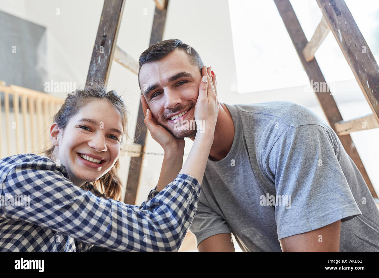 Junge glückliches Paar freut sich auf die Renovierung in die neue gemeinsame Wohnung Stockfoto