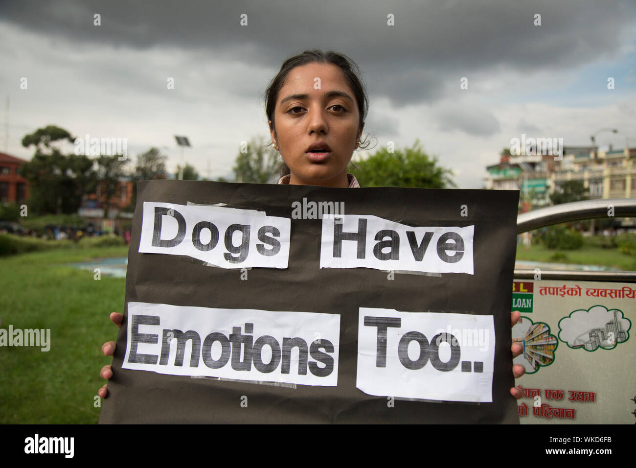Kathmandu, Nepal. 4 Sept. 2019. Völker ein Teil mit Plakette in der tierischen rechte Kundgebung in Kathmandu. Sarita Khadka Stockfoto