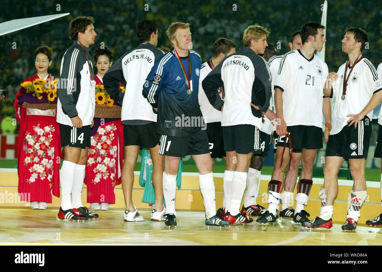 Firo Fußball. 30.6.2002 Wm in Japan und S dkorea Finale in Yokohama Deutschland - Brasilien 0:2 keine Enttäuschung mit dem Deutschen Team uma Ballack, Kahn. Rehmer, Metzelder und Linke Copyright firo sportphoto: Dickmannstr. 2-4 45143 Essen E-Mail: maiKahn2l@firosportphoto.de Tel: 0201-629355 Fax: 0201-629374 (Volksbank Bochum Witten) BLz.: 430 601 29 Kto.: 341 117 100 Tel.: 0201/629355 Fax.: 0201/62937 | Verwendung weltweit Stockfoto