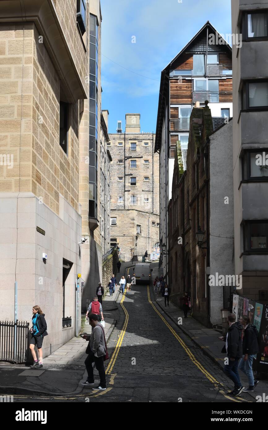 Neue und alte Gebäude am historischen gepflasterten engen 'alten Fishmarket Close' in der Altstadt von Edinburgh, Schottland, Großbritannien, Europa Stockfoto