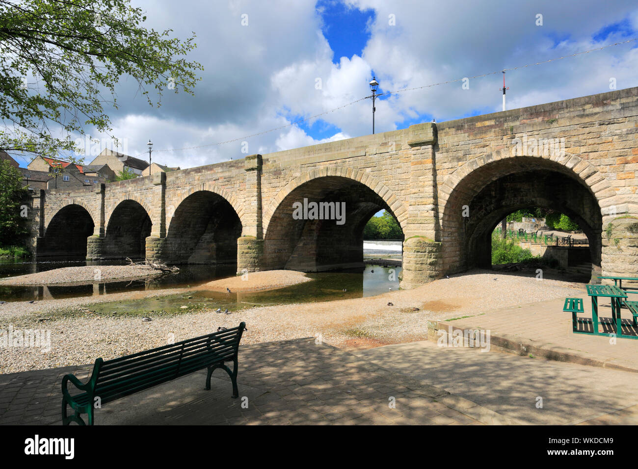 Sommer über den Fluss Wharf Bridge View, Wetherby Stadt, North Yorkshire, England, Großbritannien Stockfoto