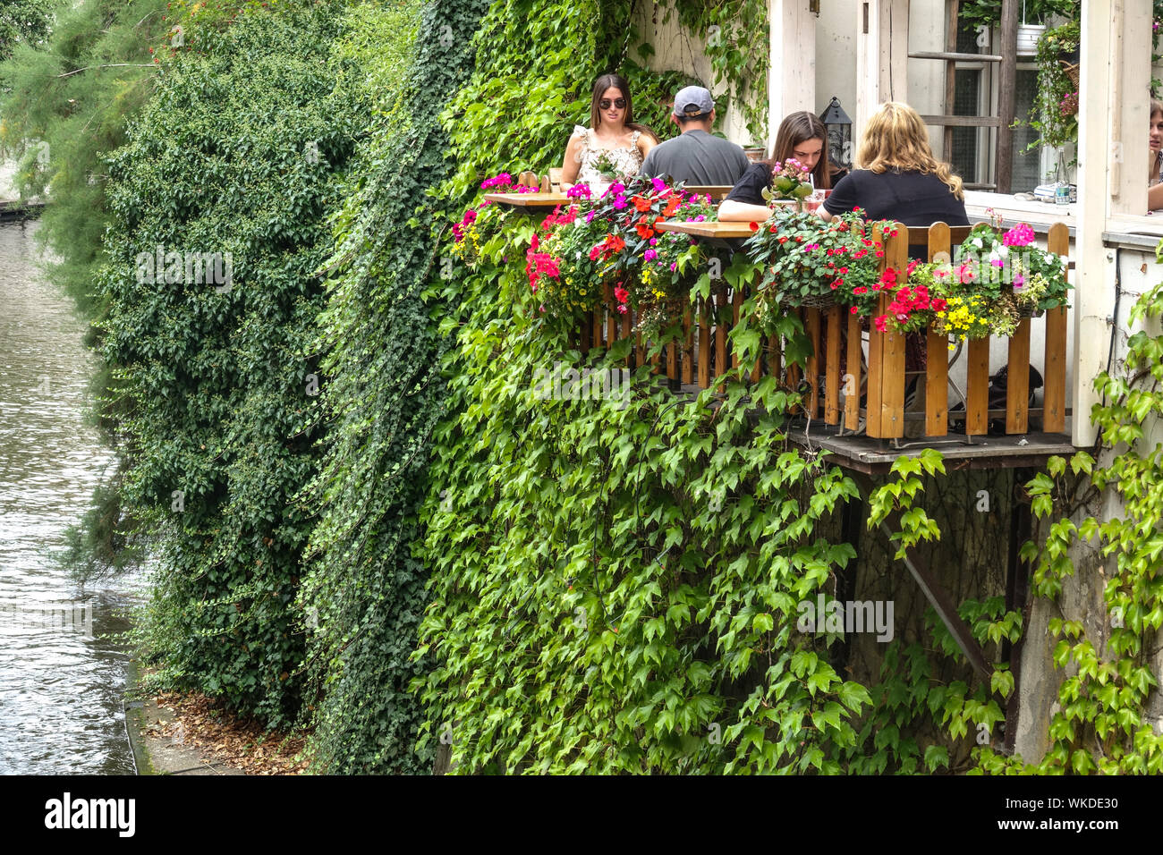 Prag Certovka Canal, Touristen auf der Terrasse Restaurant über Wasser, Insel Kampa in Prag in der Tschechischen Republik Europa Stockfoto