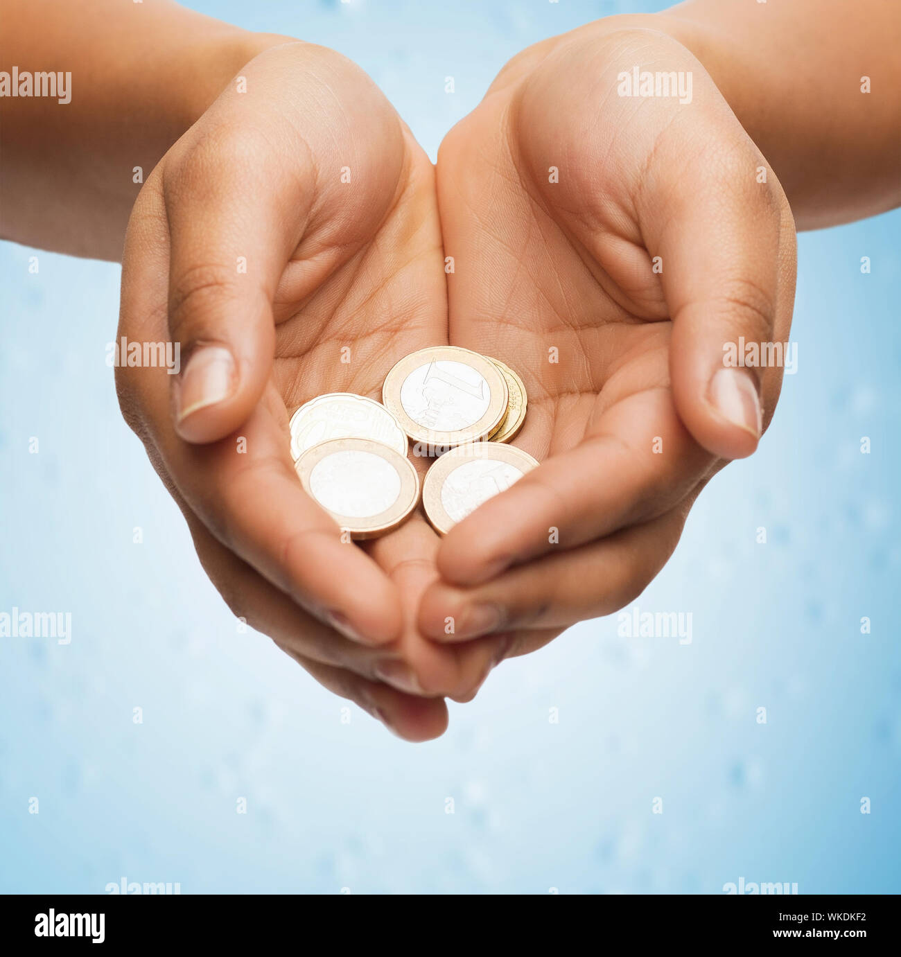 Geld und Finanzen-Konzept - Nahaufnahme von Womans schalenförmige Hände mit Euro-Münzen Stockfoto