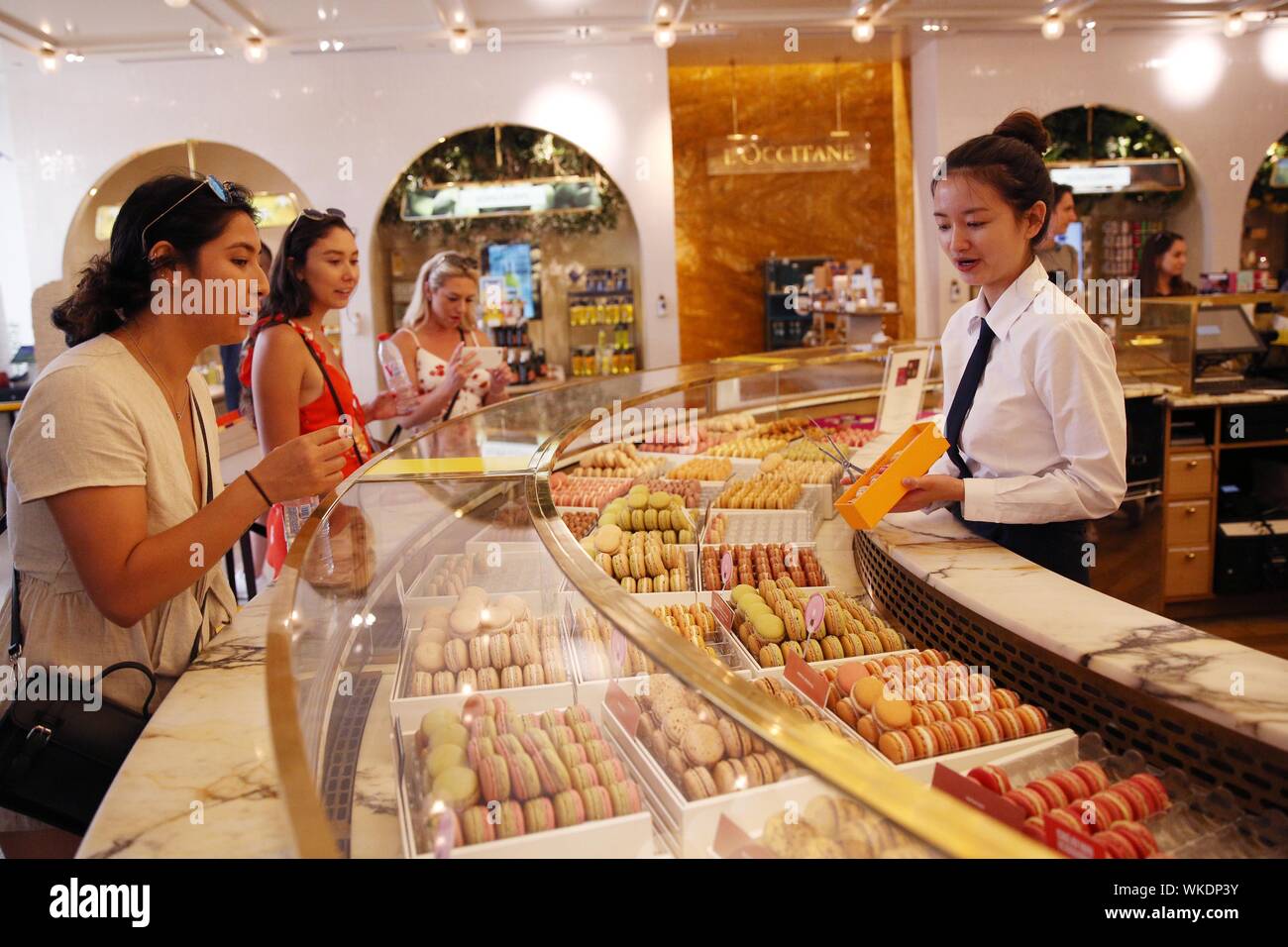 Paris, Frankreich. 30 Aug, 2019. Kunden wählen MACARONS in einem Macaron shop Pierre Herme in Paris, Frankreich, August 30, 2019. Macaron ist ein Sweet meringue-basierte Konfektion mit Eiweiß, Puderzucker, Mandeln Pulver Essen und Kleidung. Es verwendet eine aristokratische Nahrung zu sein und ein Symbol des Luxus in der Geschichte. Als Symbol der französischen Nachtisch, Macaron ist beliebt bei Menschen auf der ganzen Welt heutzutage. Credit: Gao Jing/Xinhua/Alamy leben Nachrichten Stockfoto