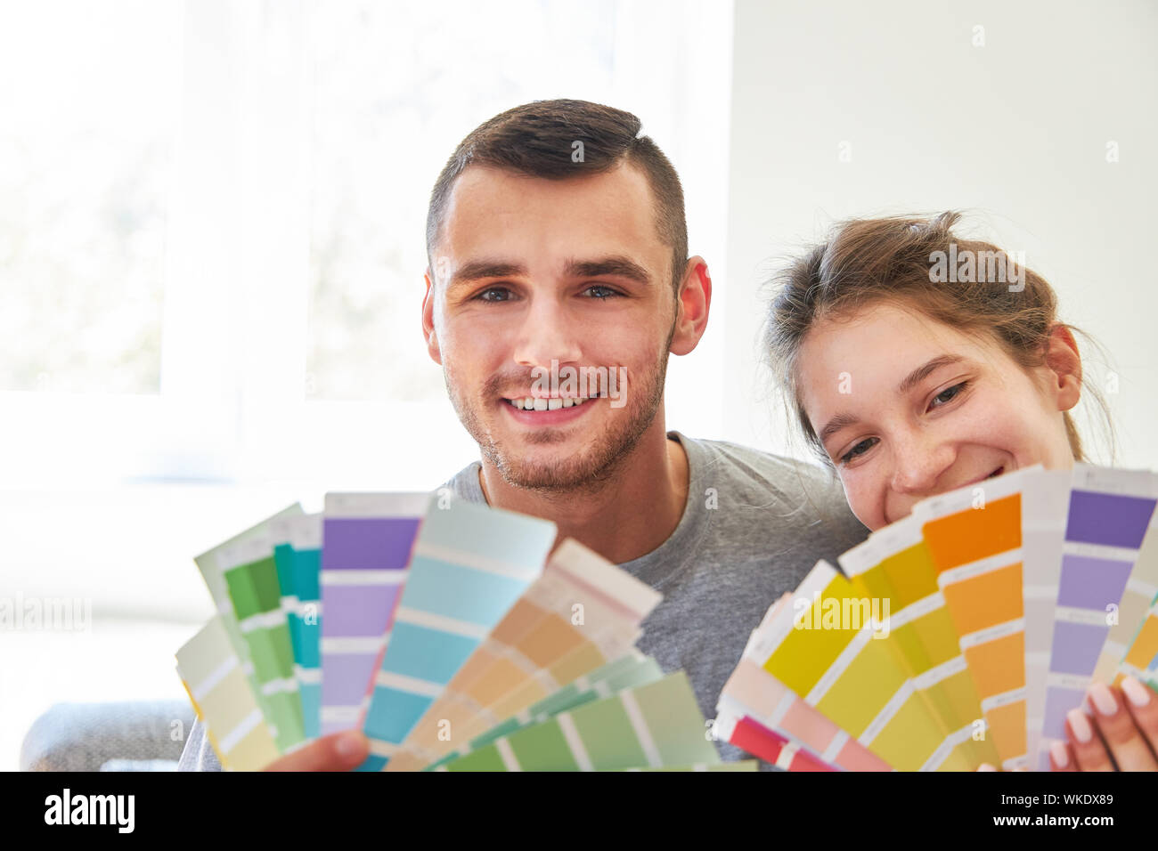 Heimwerker Paar mit Farbe Lüfter bei der Wahl der richtigen Wandfarbe bei der Renovierung Stockfoto