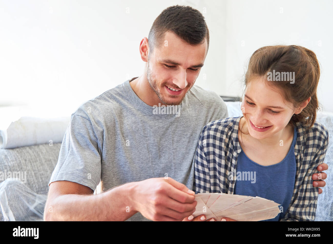 Junge Handwerker paar Renovieren mit Farbe Fans für die rechte Wand Farbe Stockfoto