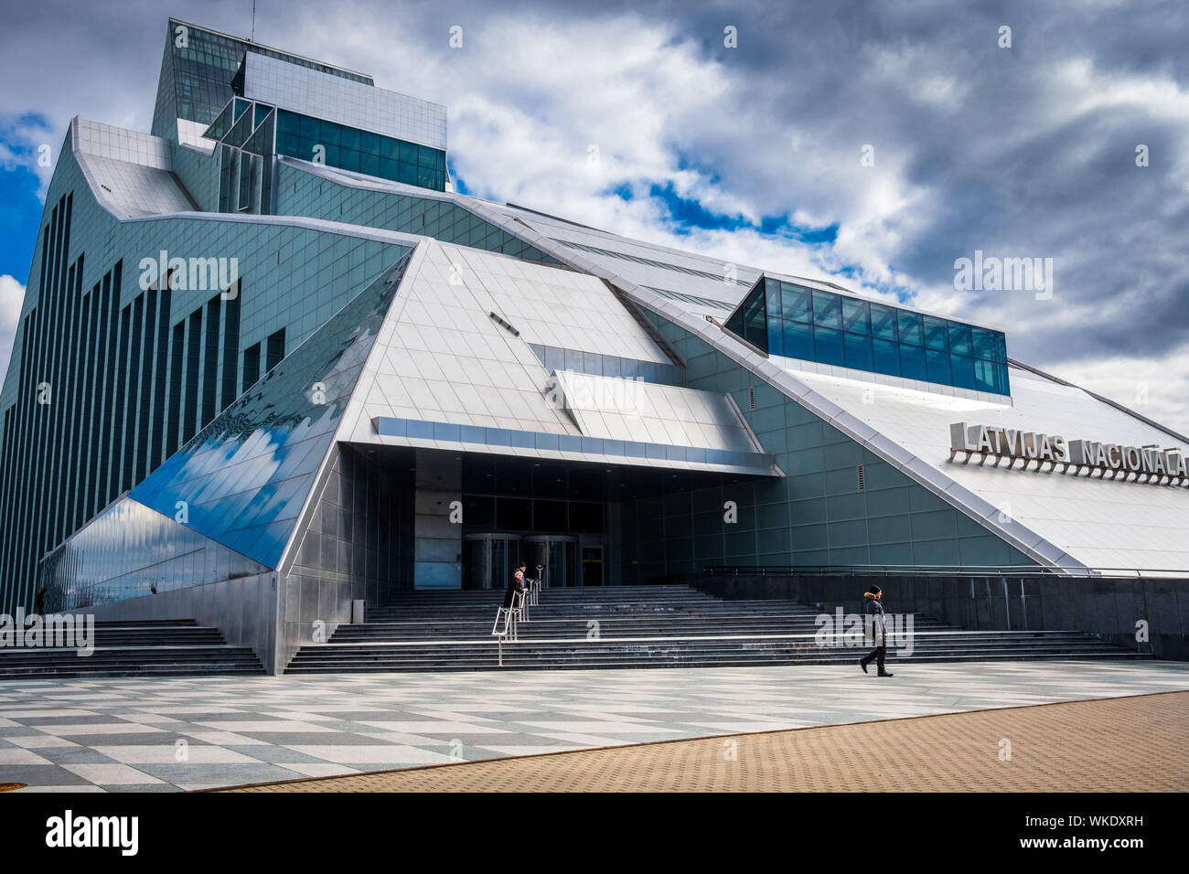 Lettland, Riga. Die nationale Bibliothek, 13-stöckiges Gebäude aus Glas und Metall, mit einer Sammlung von 6 Millionen Bücher, am Ufer des Flusses Dauvaga. Pedes Stockfoto