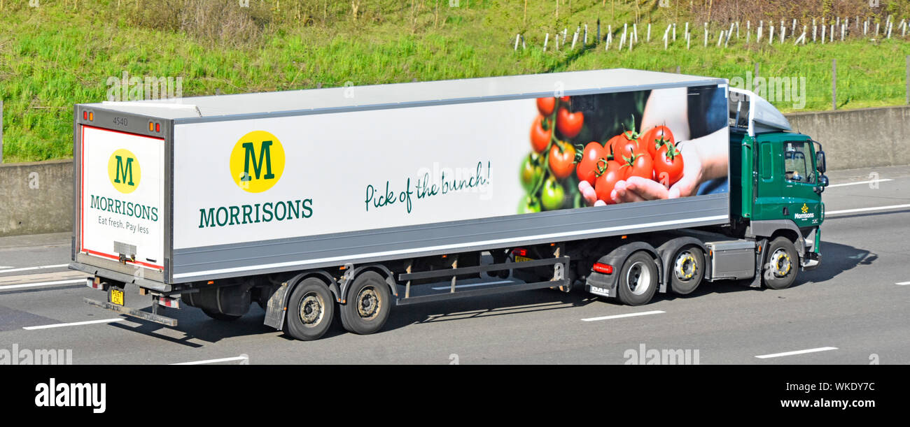 Seite und zurück von Morrisons Supermarkt für Lebensmittel supply chain hgv Store Delivery LKW LKW-Werbung Tomaten auf artikuliert Trailer UK Autobahn Stockfoto