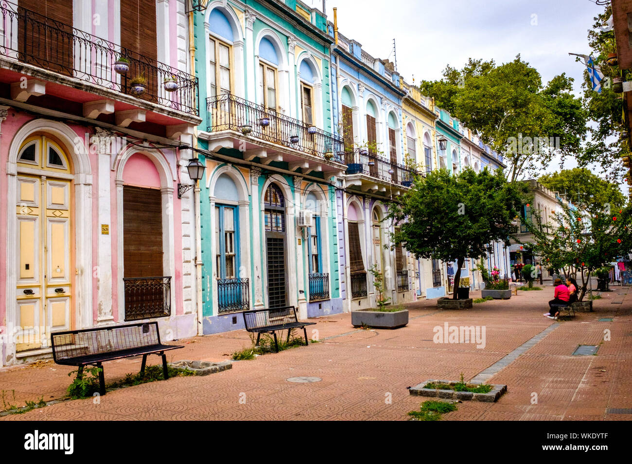 Uruguay: Montevideo; Calle Emilio Reus, einer Straße mit bunten Fassaden und schöne Häuser mit Wand von lokalen Künstlern gemalt. Stockfoto