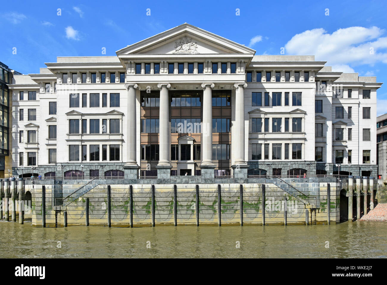 Klassische Granit und Kalkstein riverside Fassade von 1980 s Winzer Ort Bürogebäude bei Ebbe zeigt not Ketten Greifer Themse London UK Stockfoto