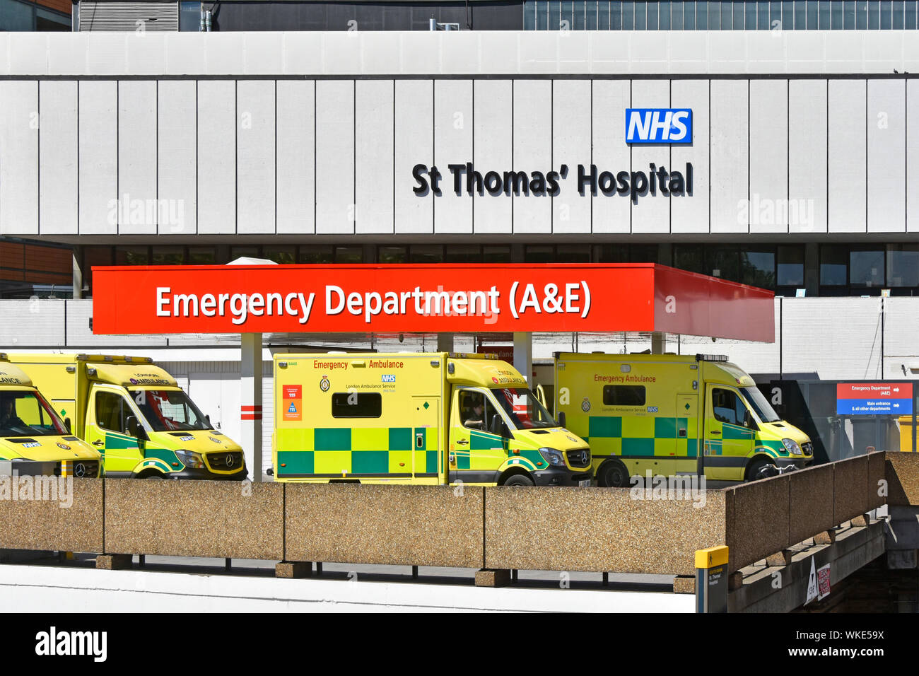 A&E Unfall Notaufnahme St Thomas NHS Krankenhaus Schild Patient Drop off Bereich für London Ambulance Patienten ein Gesundheitsgebäude in Lambeth Großbritannien Stockfoto