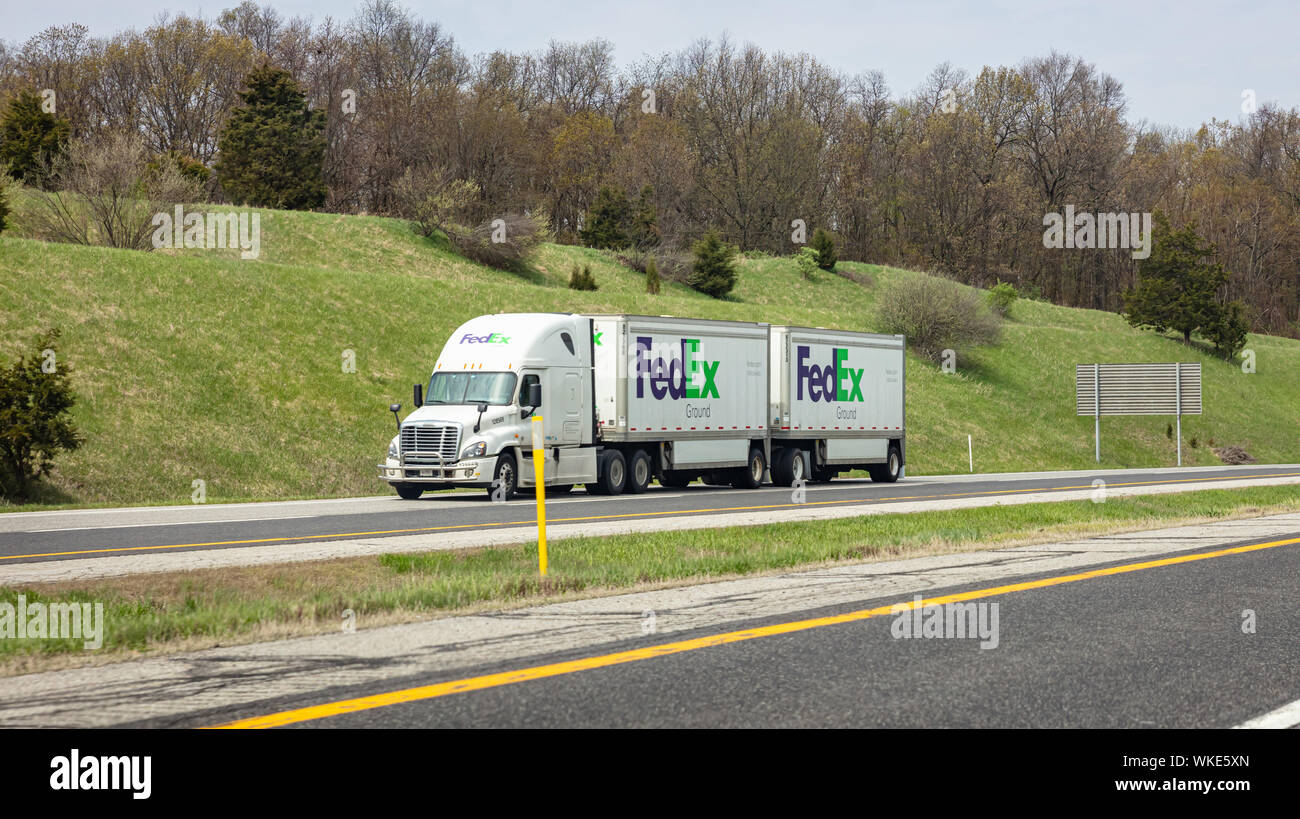 Chicago, Illinois, USA. Mai 8, 2019: Fedex Lkw auf der Autobahn. Ware Transport und Versand Stockfoto