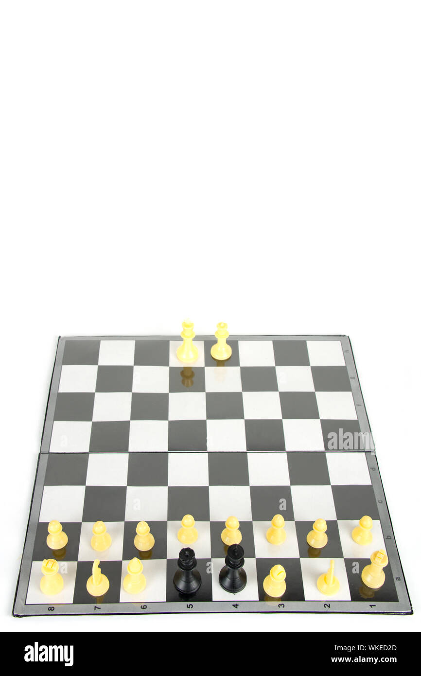 Schwarzer König und Königin, umgeben von weißem Schachspiel Stockfoto