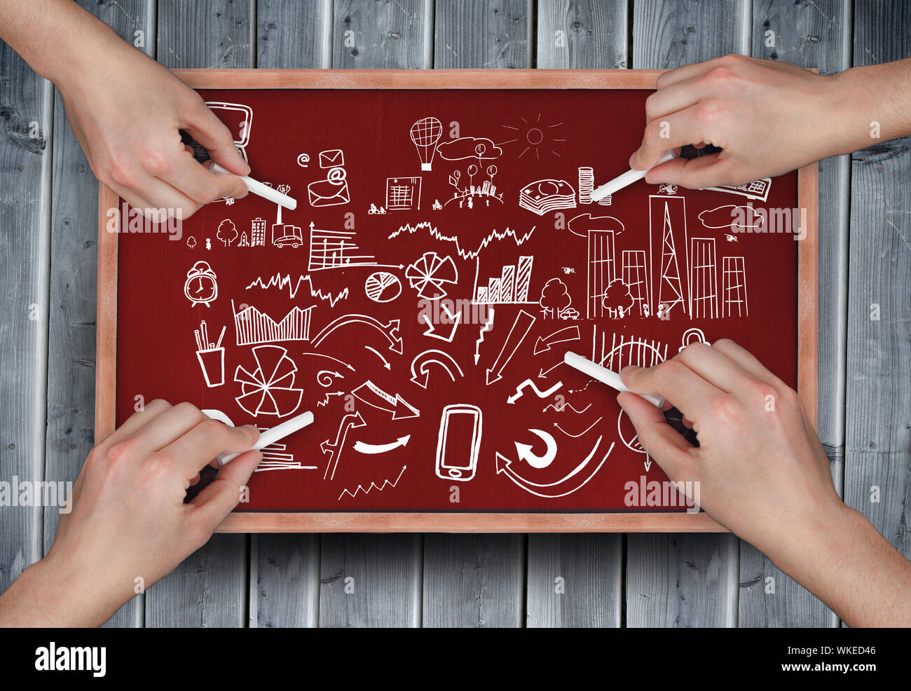 Das zusammengesetzte Bild von mehreren Händen Zeichnung Geistesblitz mit Kreide auf Holzbrett Stockfoto