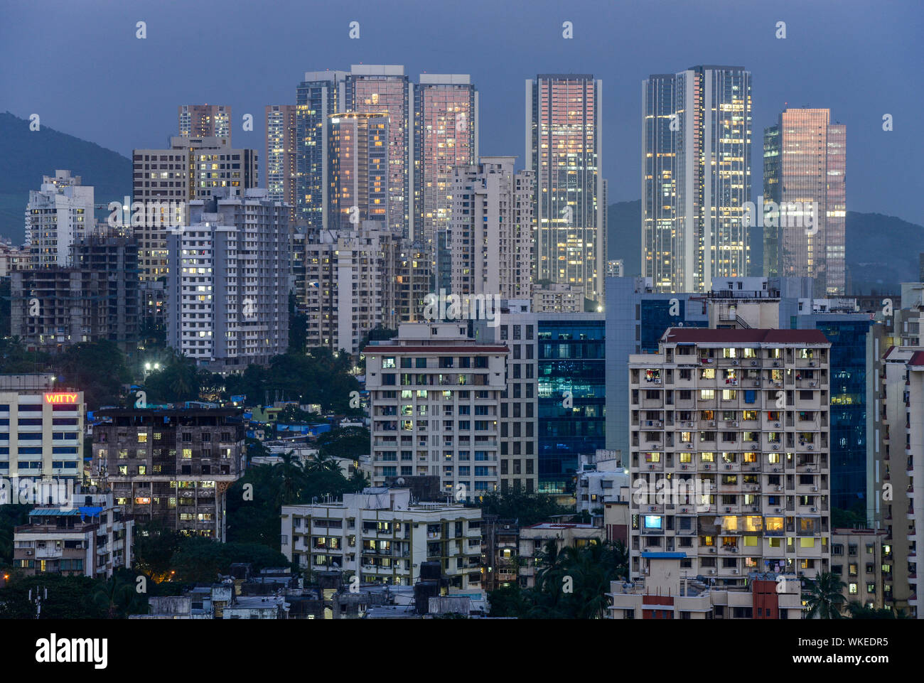 Indien, Mumbai, Wolkenkratzer im Vorort Goregoan während der Dämmerung, blaue Stunde, beleuchtete Fenster, city lights Stockfoto