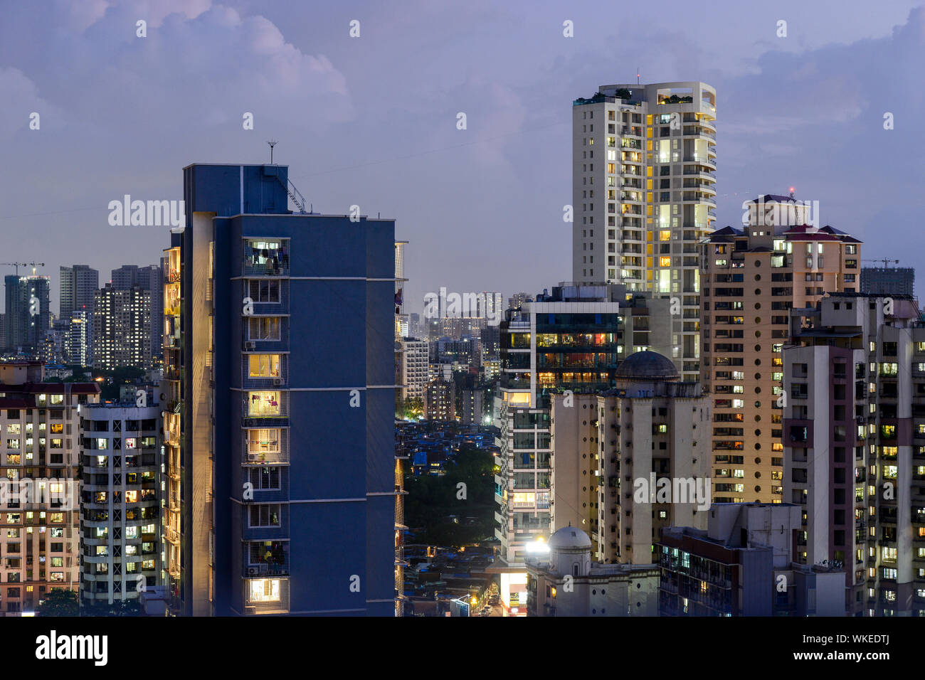 Indien, Mumbai, Wolkenkratzer im Vorort Goregoan während der Dämmerung, blaue Stunde, beleuchtete Fenster, city lights Stockfoto