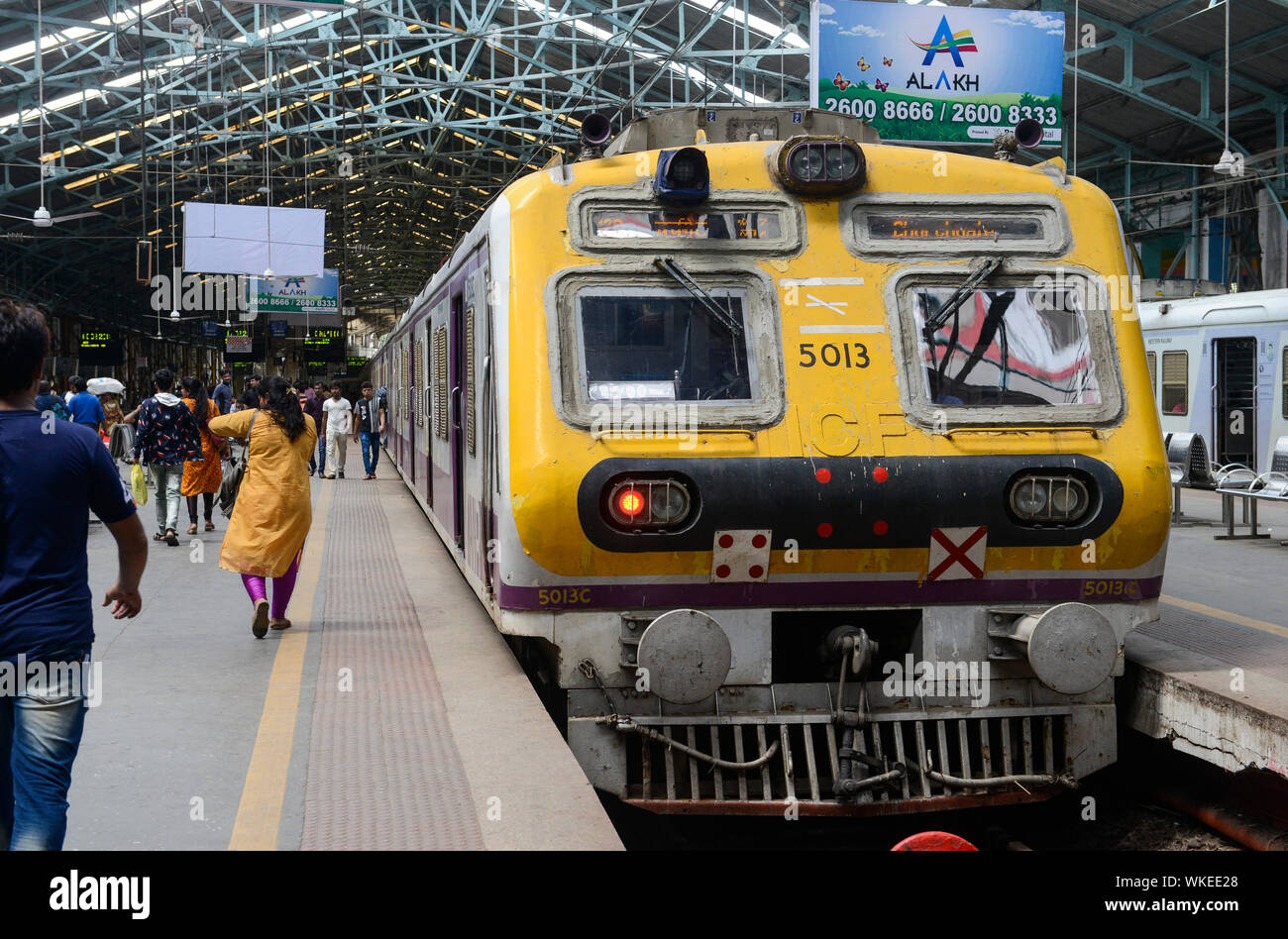 Indien, Mumbai, Churchgate Bahnhof für S-Bahn Western Railway WR, commuter Reisen zwischen suburbans und Stadtzentrum, gelb Elektro Lok Stockfoto