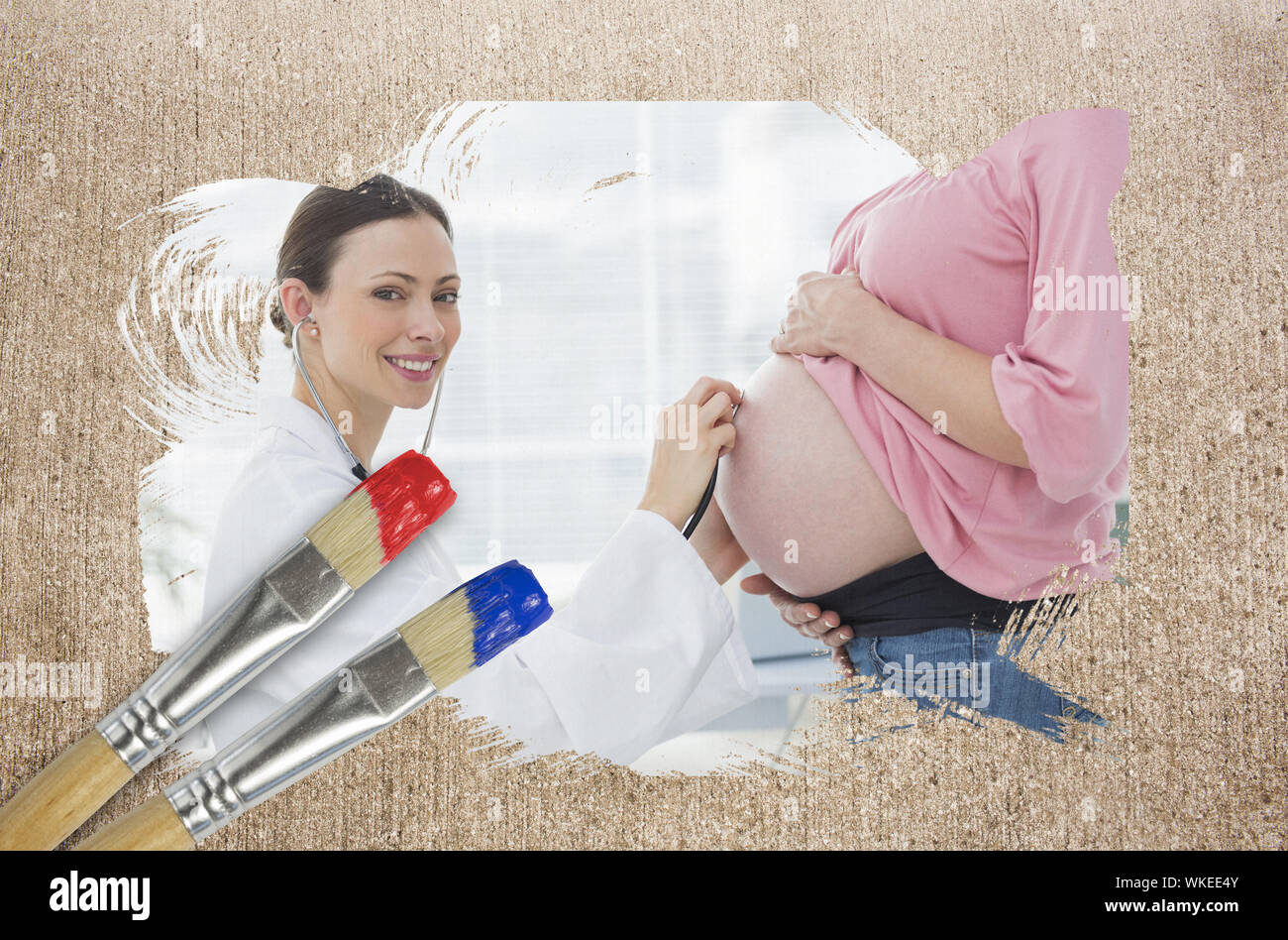 Das zusammengesetzte Bild der schwangeren Frau an Check-up mit Doktor mit Paintbrush eingetaucht in Blau gegen die verwitterte Oberfläche Stockfoto