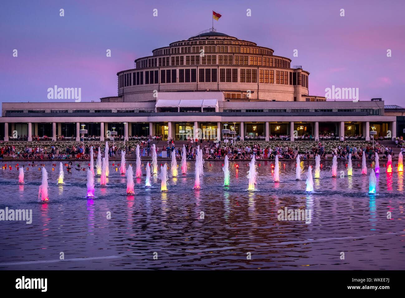 Brunnen in der Jahrhunderthalle in Wroclaw, Polen multimedia Laser buntes Licht zeigen Stockfoto