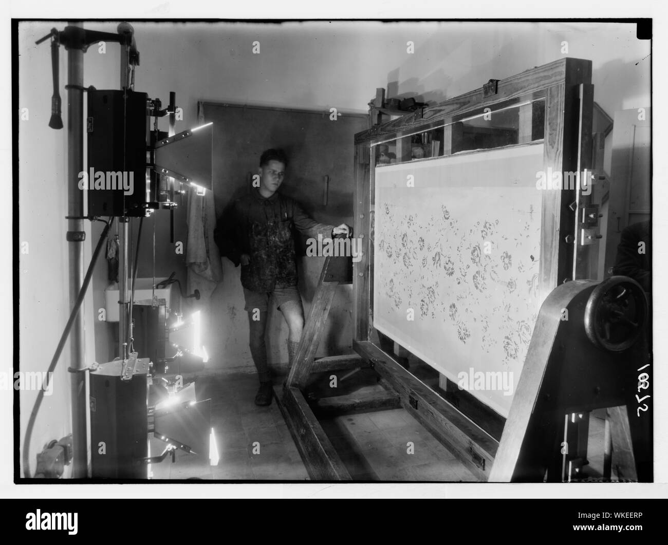 Jüdische Fabriken in Palästina auf Ebene von Sharon und entlang der Küste nach Haifa. Izhak nachlat. Muster drucken auf Textilien. Vorbereitung des ursprünglichen Designs. Negative Drucken von Mustern (durch CO2-Cooper Hewitt) Stockfoto
