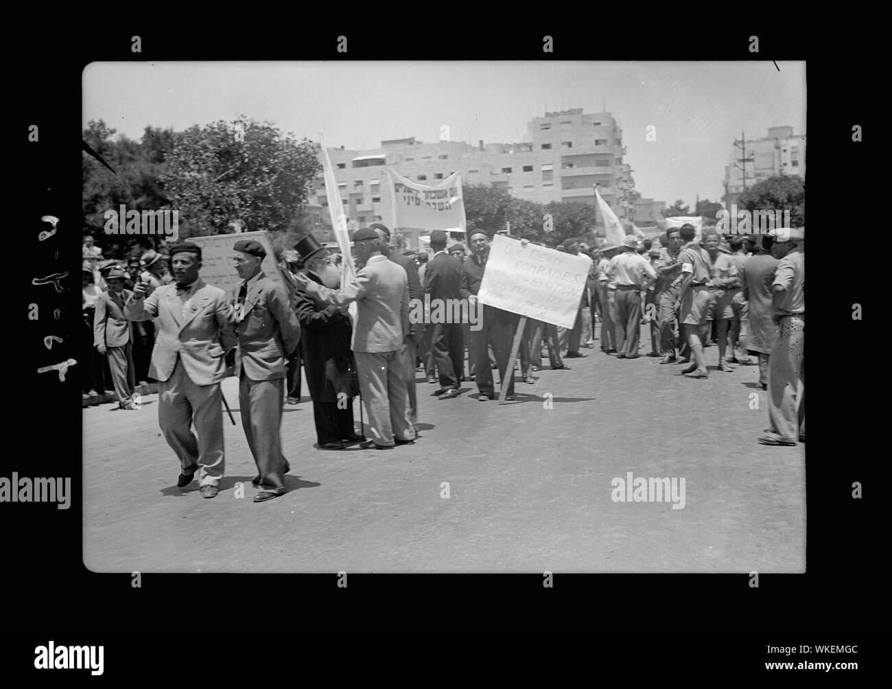 Jüdischen Protesten gegen Palästina White Paper, 18. Mai 1939. Große Krieg Legionäre mit ihren Veteran Kaplan paradieren auf King George Ave. Die entsprechenden Slogans Jerusalem Stockfoto