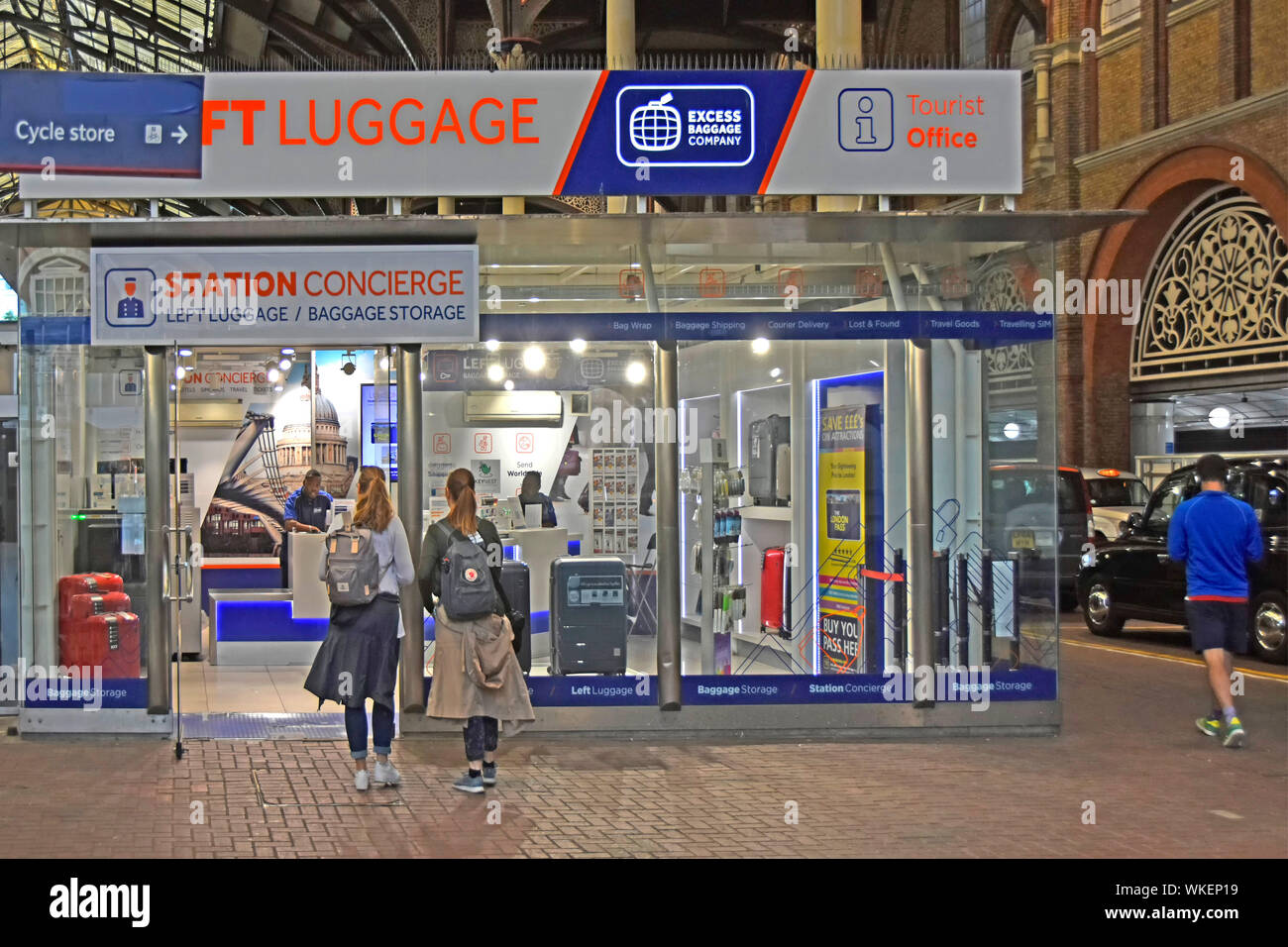 Gepäck & Station concierge Fremdenverkehrsbüro junge Reisende außerhalb der Mitarbeiter an den Schaltern der Liverpool Street Bahnhof Stadt London England Großbritannien Stockfoto