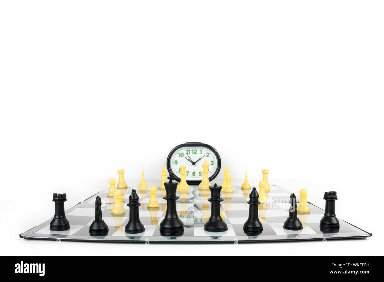 Schachbrett und Timer einrichten auf Tisch Stockfoto